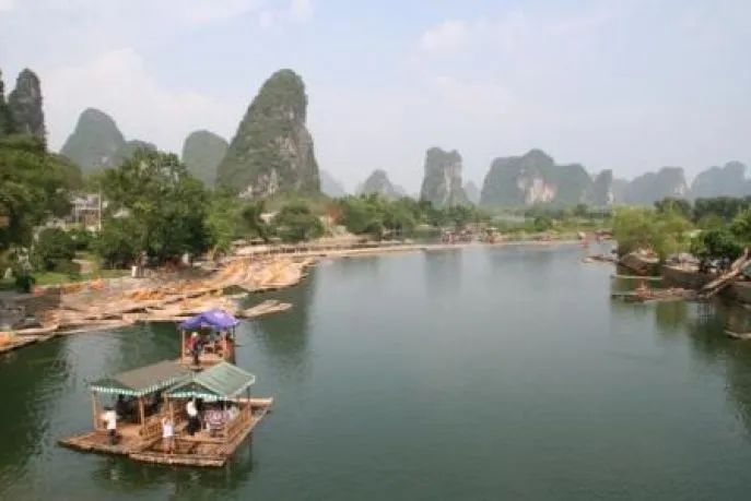 Bamboevloet tussen karstbergen in Yangshuo